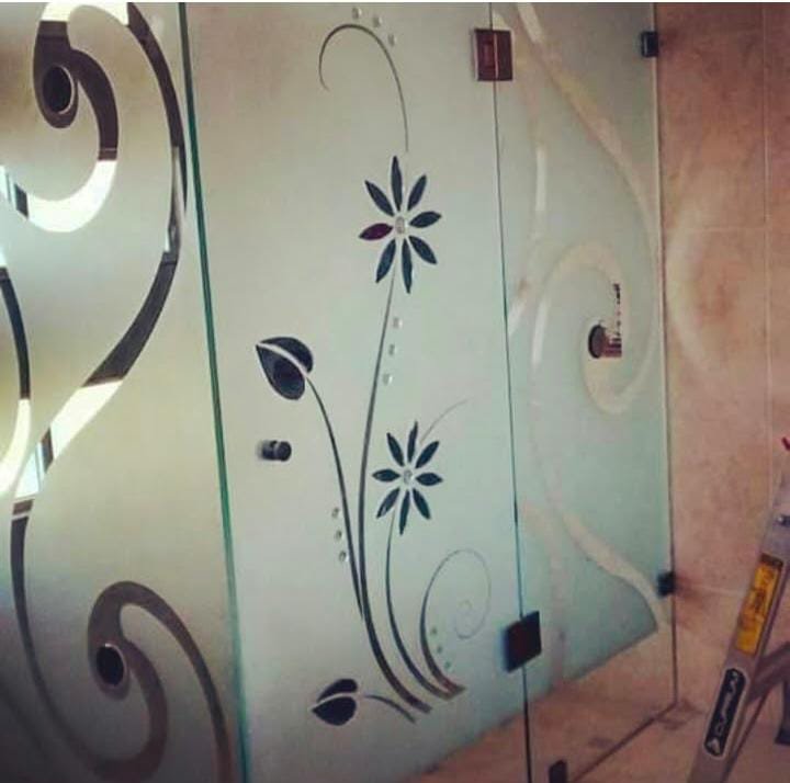 Frosted glass partition with floral design by PTP