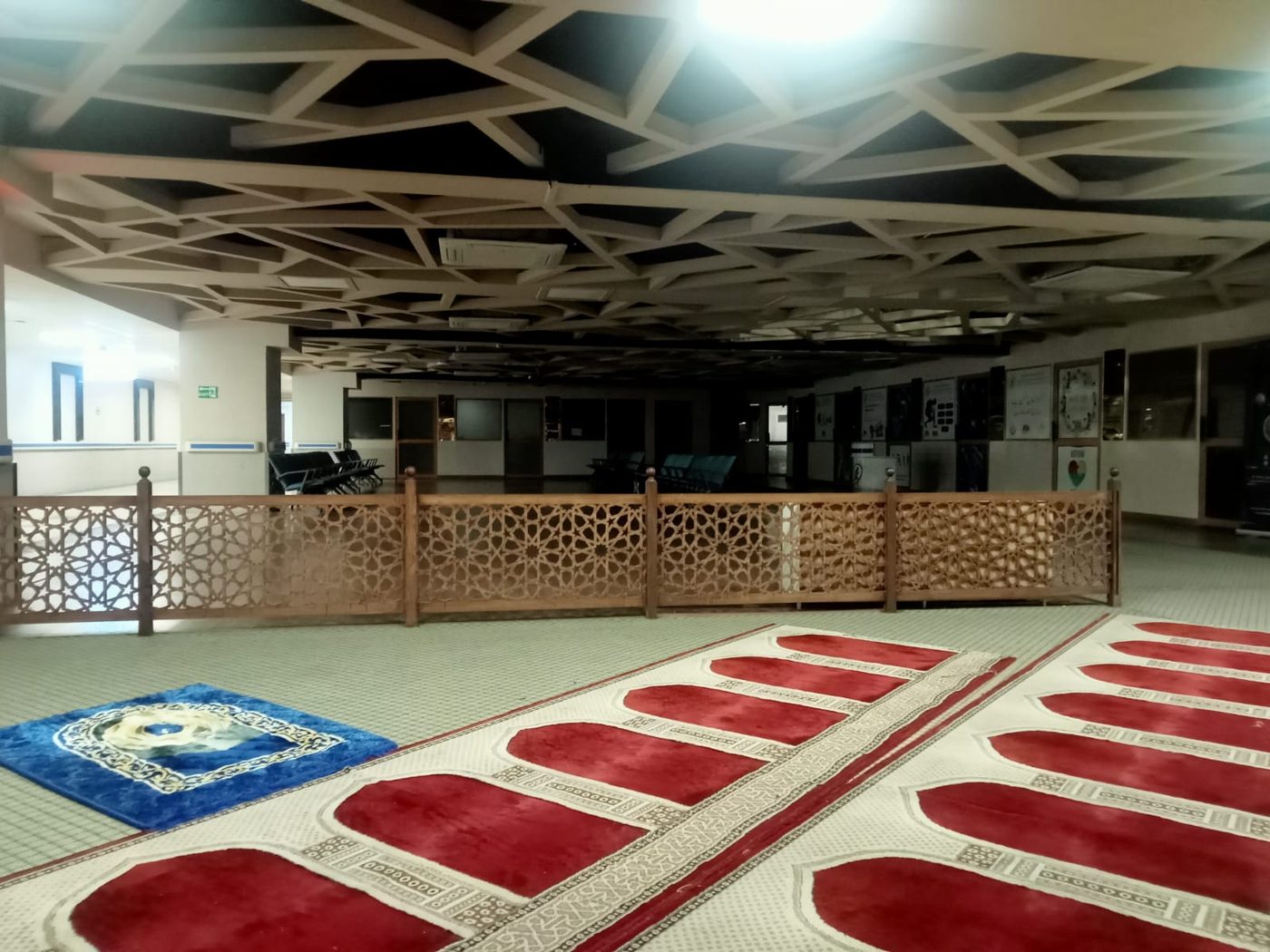 Geometric lattice ceiling over a prayer hall by PTP